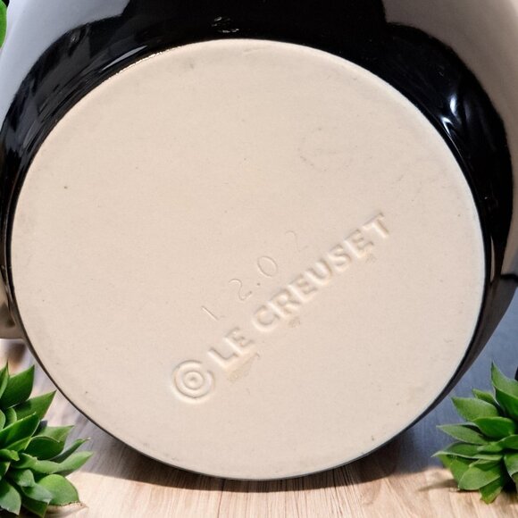 Le Creuset Stoneware Large 2Qt Pitcher Water Jug Black 9" Tall 12-25 - Picture 7 of 16